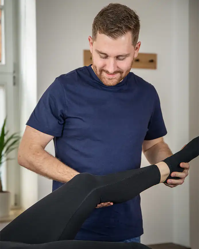 Marc Steckhan bei einer Physiotherapiebehandlung