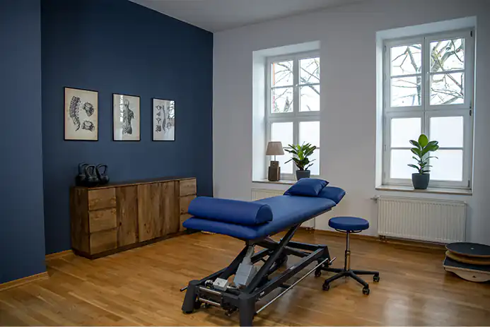 Praxiszimmer mit Physiotherapieliege