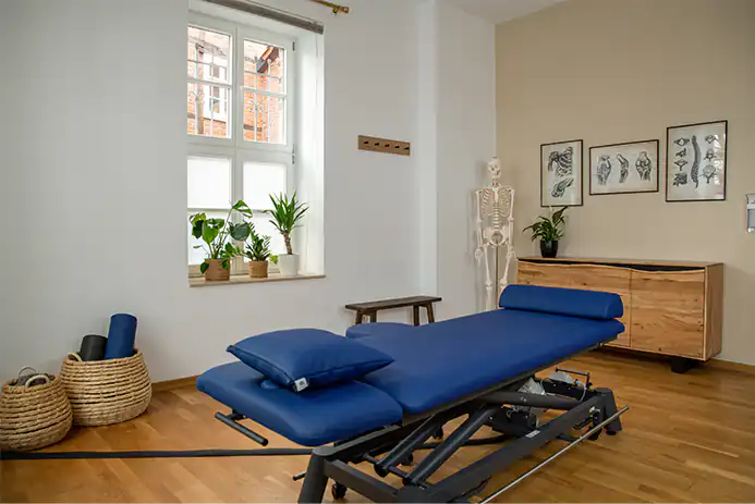 Praxiszimmer mit Physiotherapieliege
