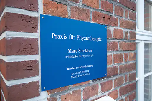 Eingangsschild der Physiotherapiepraxis